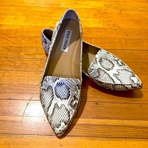 STEVE MADDEN FEATHER LOAFER IN SNAKESKIN PRINT